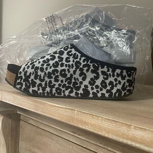 Platform leopard sandals